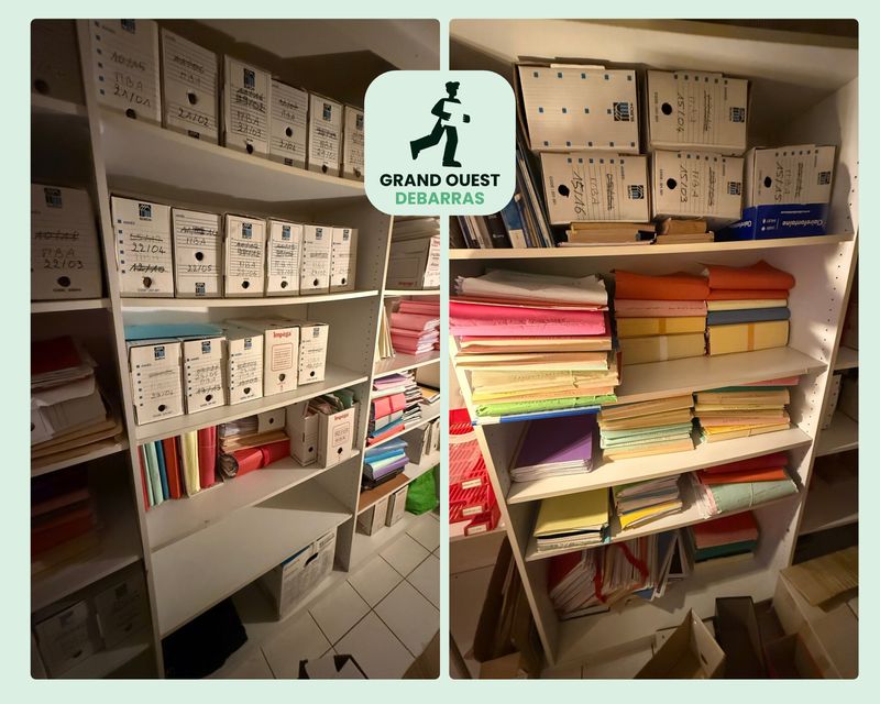 Rayonnages chargés de boîtes d’archives, de dossiers et de classeurs lors d’un chantier de désarchivage